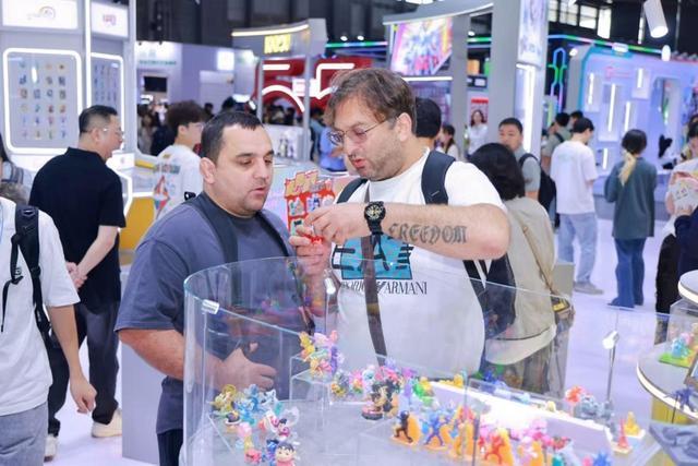 展:新IP、新品类、新体验引领文创潮流开元棋牌试玩卡游亮相2025上海玩具(图1) 展:新IP、新品类、新体验引领文创潮流开元棋牌试玩卡游亮相2025上海玩具(图1)