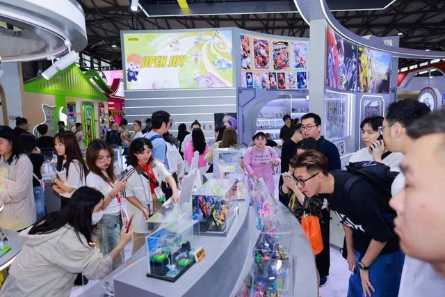 展:新IP、新品类、新体验引领文创潮流开元棋牌试玩卡游亮相2025上海玩具(图3) 展:新IP、新品类、新体验引领文创潮流开元棋牌试玩卡游亮相2025上海玩具(图3)