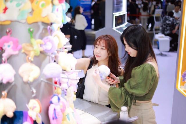 展:新IP、新品类、新体验引领文创潮流开元棋牌试玩卡游亮相2025上海玩具(图2) 展:新IP、新品类、新体验引领文创潮流开元棋牌试玩卡游亮相2025上海玩具(图2)
