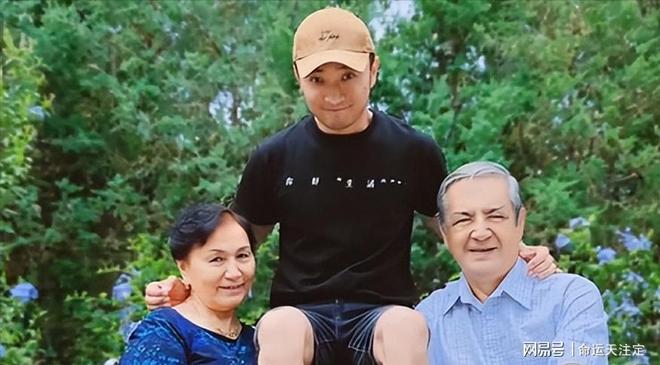 翻译官42岁尼格买提无儿无女开元棋牌试玩母亲是演员再婚嫁(图3)